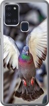Geschikt voor Samsung Galaxy A21s hoesje - Close-up van een opvliegende duif - Siliconen Telefoonhoesje