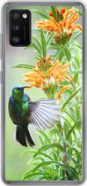 Geschikt voor Samsung Galaxy A41 hoesje - Close-up van een kleurrijke vogel naast planten met oranje bloemen - Siliconen Telefoonhoesje