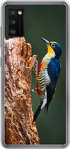 Geschikt voor Samsung Galaxy A41 hoesje - Close-up van een kleurrijke vogel op de zijkant van een boomstronk - Siliconen Telefoonhoesje