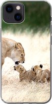 Geschikt voor iPhone 13 hoesje - Leeuw - Gras - Welp - Familie - Siliconen Telefoonhoesje