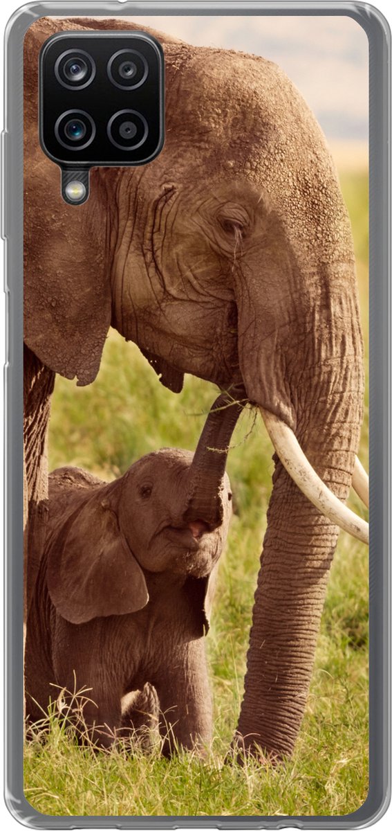 Telefoonhoesje Geschikt voor Samsung Galaxy A12 hoesje - Olifant - Gras - Jong - Slurf - Siliconen Telefoonhoesje Telefoonhoesje