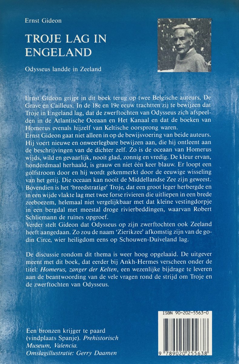 Achterkant van een boek met een portretfoto van een man linksboven, tekst en een ISBN-nummer.
