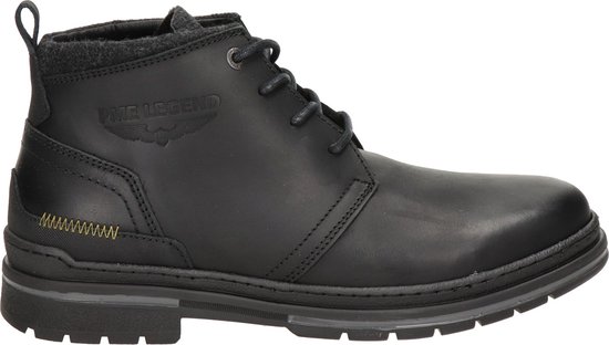 Botte lacée en cuir noir avec logo PME Legend sur le côté et détails zigzag jaunes.