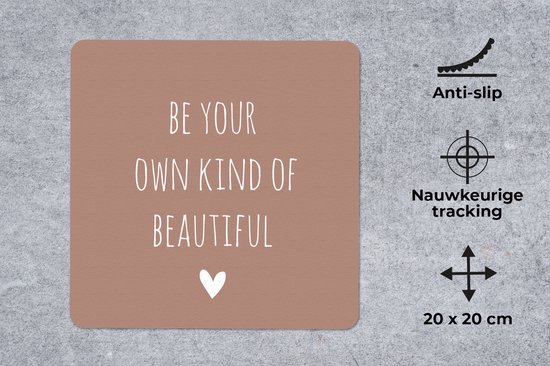 Muismat 20x20 cm - Mousepad Engelse quote "Be your own kind of beautiful" met een hartje tegen een bruine achtergrond - Muismatten
