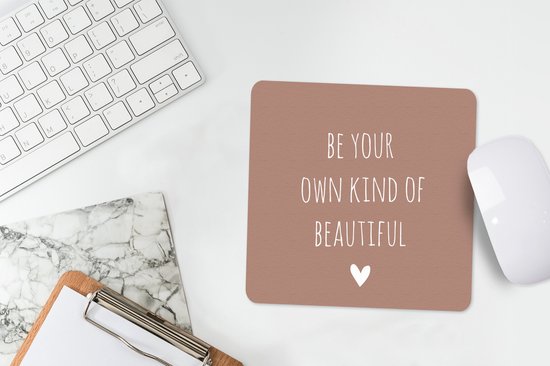 Muismat 20x20 cm - Mousepad Engelse quote "Be your own kind of beautiful" met een hartje tegen een bruine achtergrond - Muismatten