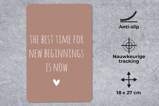 Muismat 18x27 cm - Mousepad Engelse quote "The best time for new beginnings is now" met een hartje op een bruinen achtergrond - Muismatten