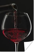 Poster Plaatje van rode wijn die in wijnglas wordt gegoten - 40x60 cm