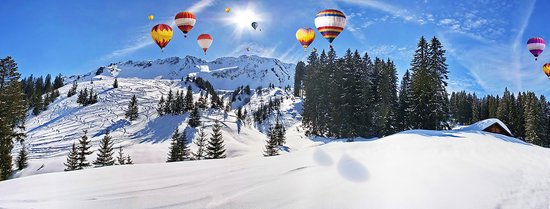 kerstdorp achtergrond - 50x130 cm - sneeuwlandschap met ballonnen - kerstdecoratie binnen