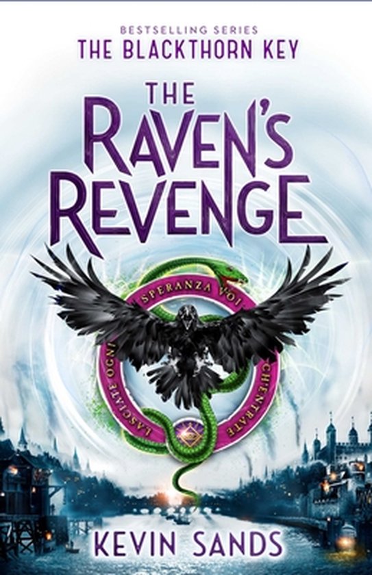 Boekomslag van "The Raven's Revenge" door Kevin Sands, met een kraai, slang en stad. Bestseller serie The Blackthorn Key.
