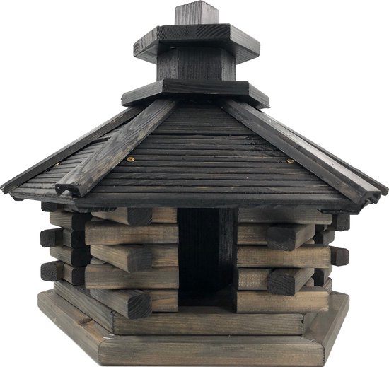 Vogelhuisje in blokhutstijl, met gelaagd donker dak en schoorsteen.