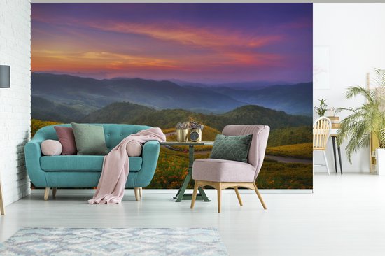 Champ de fleurs dans un paysage de montagne au crépuscule 360x240 cm
