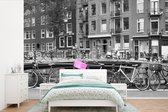 Behang - Fotobehang Amsterdamse grachten met roze fietskrat - Breedte 420 cm x hoogte 280 cm