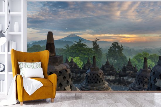 Papier peint vinyle - Lever du soleil au temple de Borobudur en Indonésie largeur 600 cm x hauteur 400 cm - Tirage photo sur papier peint (disponible en 7 tailles)
