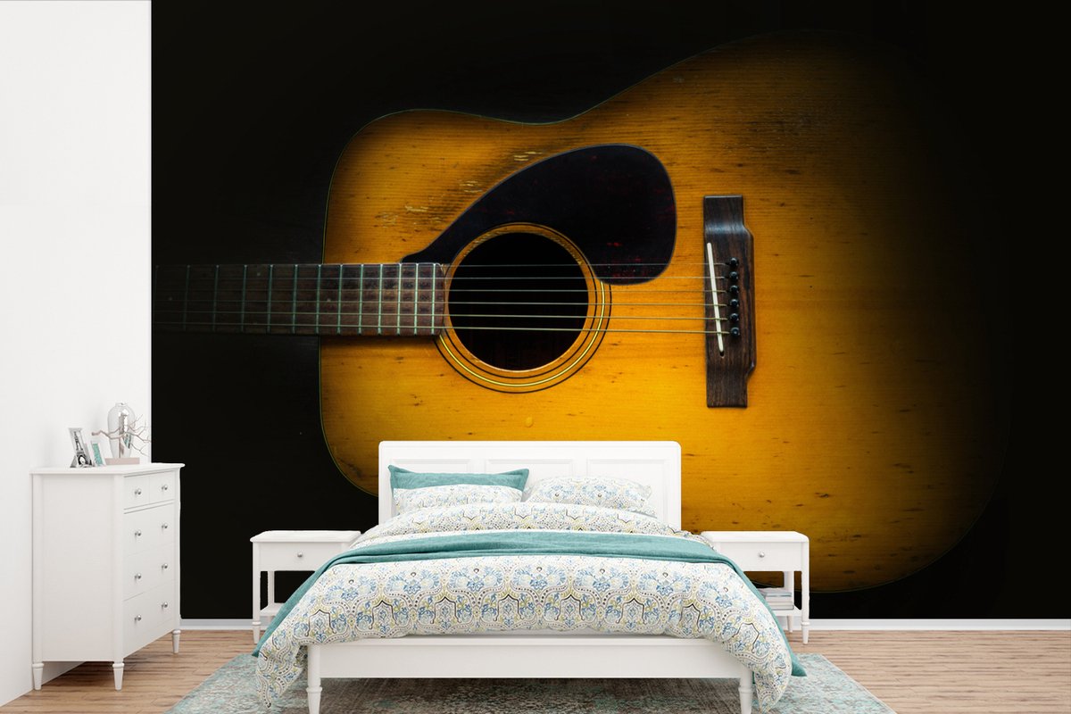 Behang - Fotobehang Oude akoestische gitaar op een donkere achtergrond - Breedte 525 cm x hoogte 350 cm