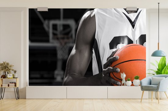 Fond d' écran - Papier peint photo - Zwart et blanc joueur de basket avec un basket - ball orange - Largeur 360 cm x hauteur 240 cm