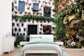 Behang - Fotobehang Kleurrijke binnenplein van Córdoba in Spanje - Breedte 390 cm x hoogte 260 cm