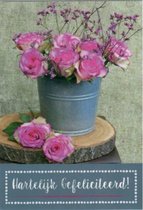 Hartelijk gefeliciteerd! Een mooie wenskaart met een bos rozen in een roze kleur. Een dubbele wenskaart inclusief envelop en in folie verpakt.