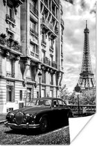 Poster Staande zwart-wit foto van de Eiffeltoren met een auto - zwart wit - 20x30 cm