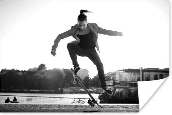 Poster Een vrouw doet een stunt met haar skateboard - zwart wit - 30x20 cm