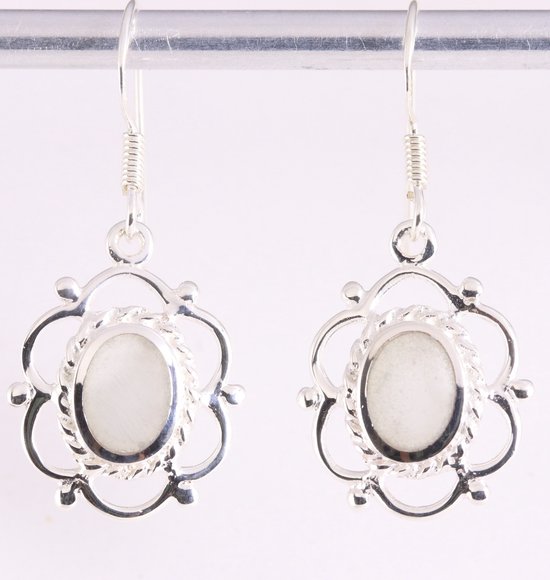 Opengewerkte zilveren oorbellen met witte agaat