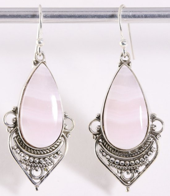 Lange bewerkte zilveren oorbellen met roze lace agaat