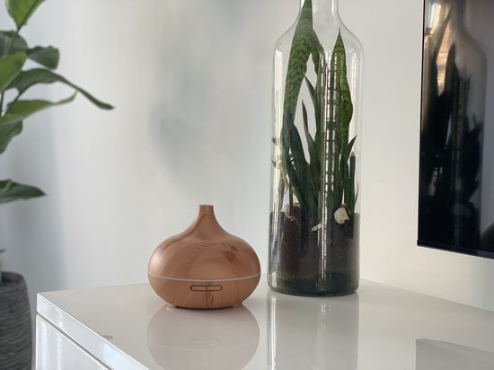 Essentiële olie diffuser - Schattige roterende aroma diffuser met 7-kleuren licht voor