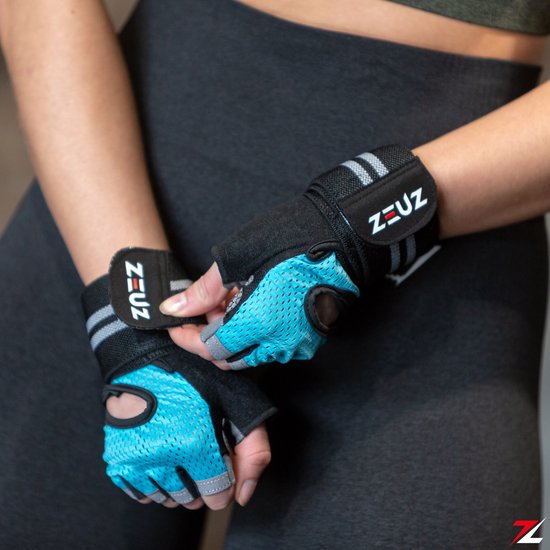 Dameshanden met blauwe en zwarte ZEUZ fitness handschoenen met polsbanden.