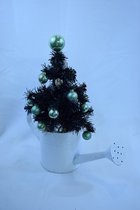 kerstboom (pje) in wit metalen gieter. Hoogte 37 cm Ø 12 cm Br 32 cm, kerststukje