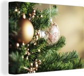 Canvas Schilderij Close up van kerst ornamenten in kerstboom - 120x90 cm - Wanddecoratie