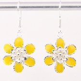 Bloemvormige zilveren oorbellen met gele emaille