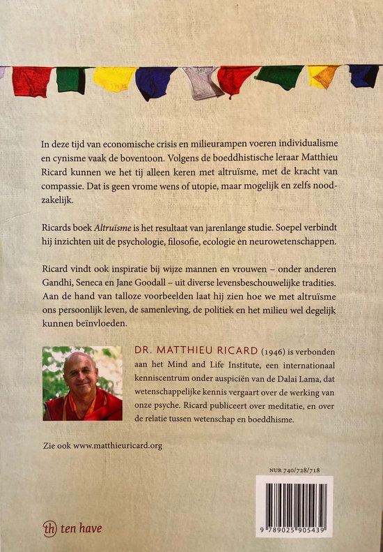De achterkant van het boek 'Altruïsme' met een portret van Matthieu Ricard, een foto van gebedsvlaggen en tekst over het boek.
