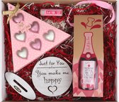 Geschenkset You make me happy - bad & douchegel - badfizzer - lippenbalsem - wenskaart - cadeau vriendin of vrouw