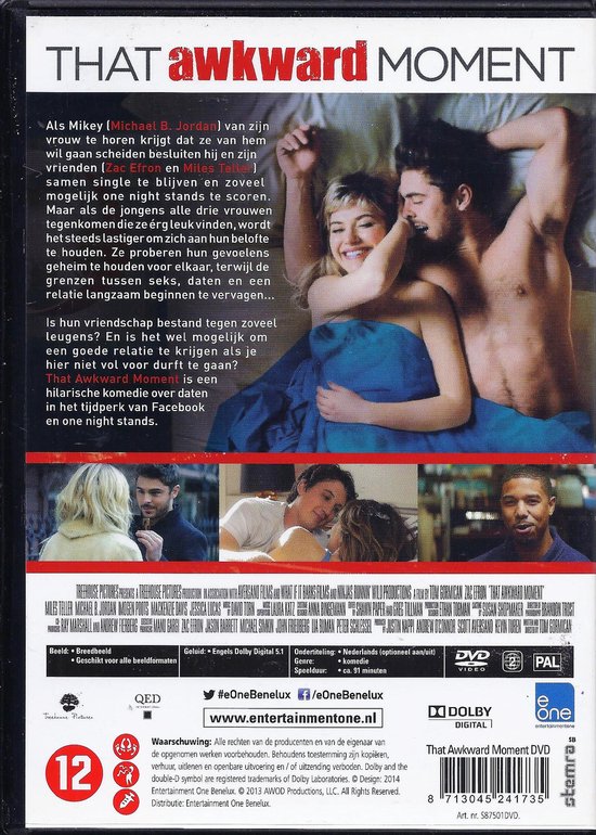 DVD-hoes van 'That Awkward Moment' met de cast. Drie mannen en een vrouw op de voorkant. Een achtergrondtekst en filmdetails.