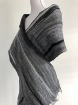 Handgemaakte, gevilte brede sjaal van 100% merinowol - Midden-/donkergrijs gemêleerd  - 206 x 33 cm. Stijl open gevilt.