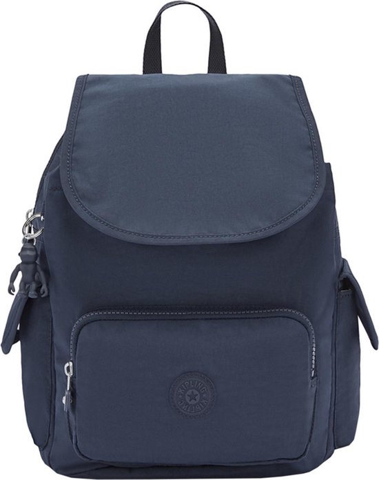 Donkerblauwe Kipling rugzak met flap en voorvak.