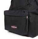 Zwarte Eastpak rugzak met een voorvak met rits en het Eastpak logo op de voorkant.