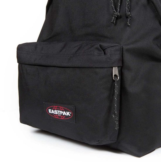 Zwarte Eastpak rugzak met een voorvak met rits en het Eastpak logo op de voorkant.