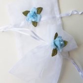 10 Organza zakjes wit met blauw bloemetje - organza - wit - blauw - bedankje - babyshower - huwelijk
