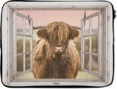 Laptophoes 17 inch - Schotse hooglander - Doorkijk - Koe - Laptop sleeve - Binnenmaat 42,5x30 cm - Zwarte achterkant