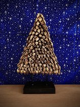 Natural Gold J-Pod Tree on Base 38 cm hoog - Christmas Tree - kerstboom - glitters - metaal - figuur - kerststukje - kerstdecoratie - kerstitem - accessoire - interieur - geschenk - gift - cadeau - kerst - nieuwjaar – verjaardag