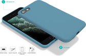 Coverzs Luxe Liquid Silicone case geschikt voor Apple iPhone SE 2022 / SE 2020 hoesje - Blauw - Geschikt voor iPhone SE2020 & SE2022 case - Licht blauwe hoes - Beschermhoesje - Bac