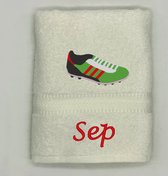 Handdoek met voetbalschoen en naam 50 x 100 cm. Verkrijg in diverse kleuren.