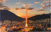 Nachtelijk zicht op de Busan Tower in  Yongdusan Park - Foto op Forex - 90 x 60 cm