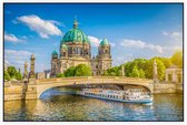 Een ronvaartboot voor de historische Dom van Berlijn - Foto op Akoestisch paneel - 150 x 100 cm