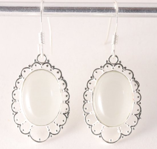Opengewerkte zilveren oorbellen met witte opaal