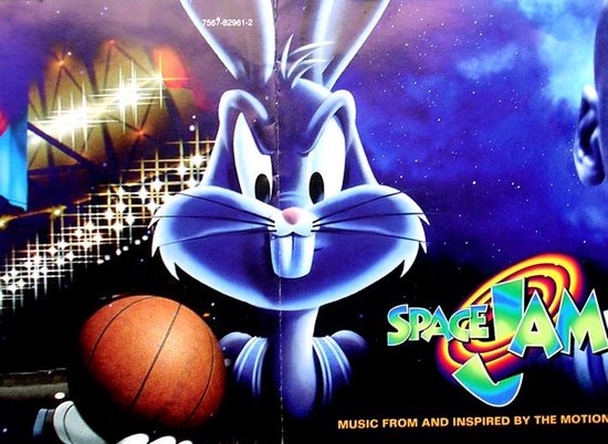 Close-up van Bugs Bunny met een basketbal op de hoes van de Space Jam soundtrack, met de titel 'Space Jam' erbij.