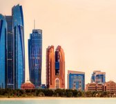 De skyline van Abu Dhabi bij rode woestijngloed - Fotobehang (in banen) - 350 x 260 cm