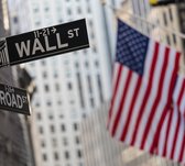 Drapeaux américains sur Wall Street à New York , - Papier peint photo (en couloirs) - 450 x 260 cm