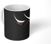 Mok - Een foto van een zwarte stier zwarte achtergrond - 350 ML - Beker