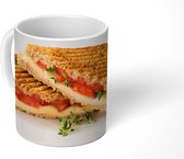 Mok - Tosti met groente op een witte plaat - 350 ML - Beker